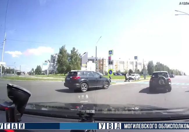 В Могилеве автомобиль и электросамокат не поделили дорогу. Все живы