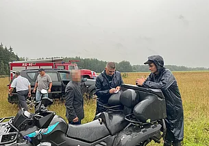 Двое пенсионеров блуждали по лесам Могилевщины, пока им не помогли спасатели