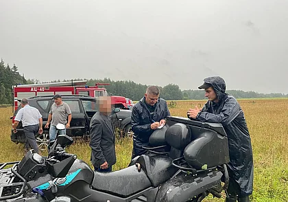 Двое пенсионеров блуждали по лесам Могилевщины, пока им не помогли спасатели