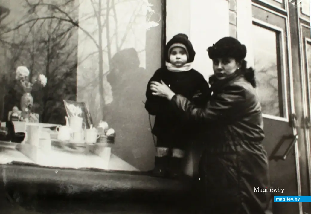 Алла Шилкина-Великанова с мамой возле магазина в доме №4 на площади Советской (ныне Славы) Могилева. Весна 1986 года.