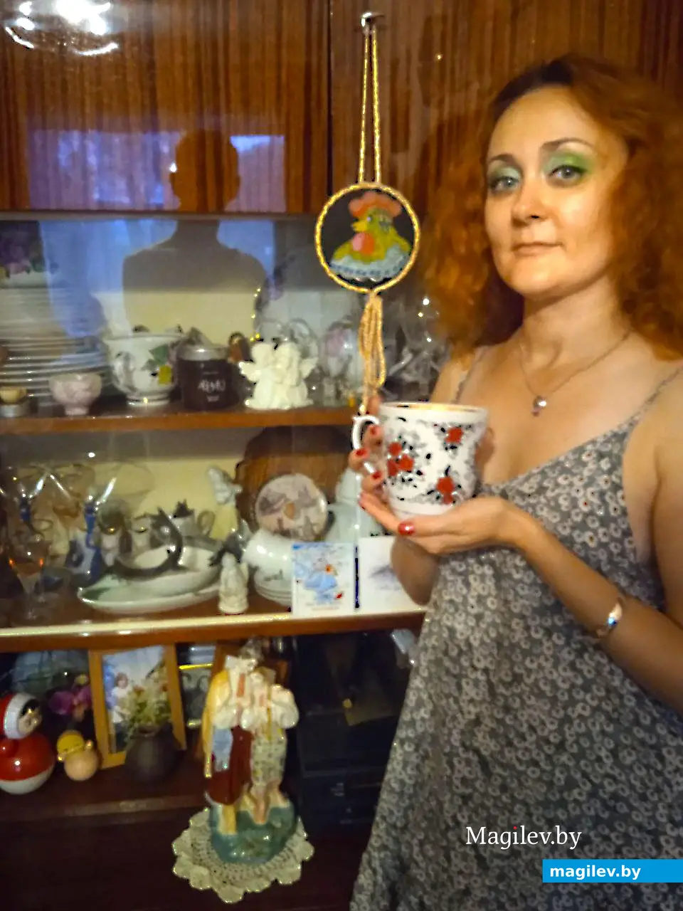 Алла Шилкина-Великанова с посудой мамы, бабушки и прабабушки.