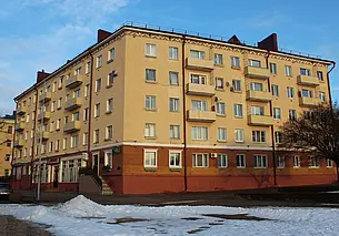 Дом №4 на площади Славы: окна на Днепр, две кладовки и самодельная мебель