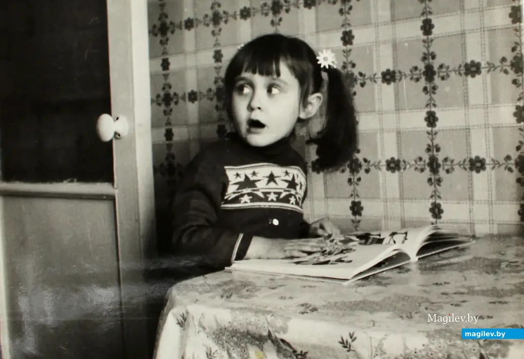 Алла Шилкина-Великанова на кухне квартиры №20 дома №4 на Советской (ныне Славы) площади зимой 1987 года.