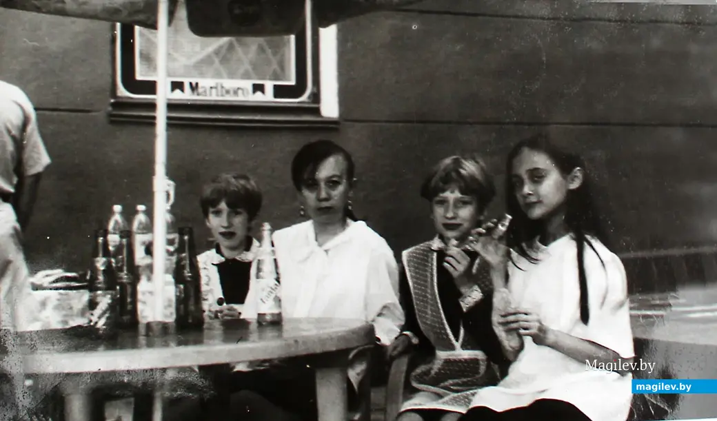 Алла Шилкина-Великанова в кафе «Пингвин» Могилева со старшей сестрой Валей и подругами Танечкой и Раечкой в начале 1990-х.