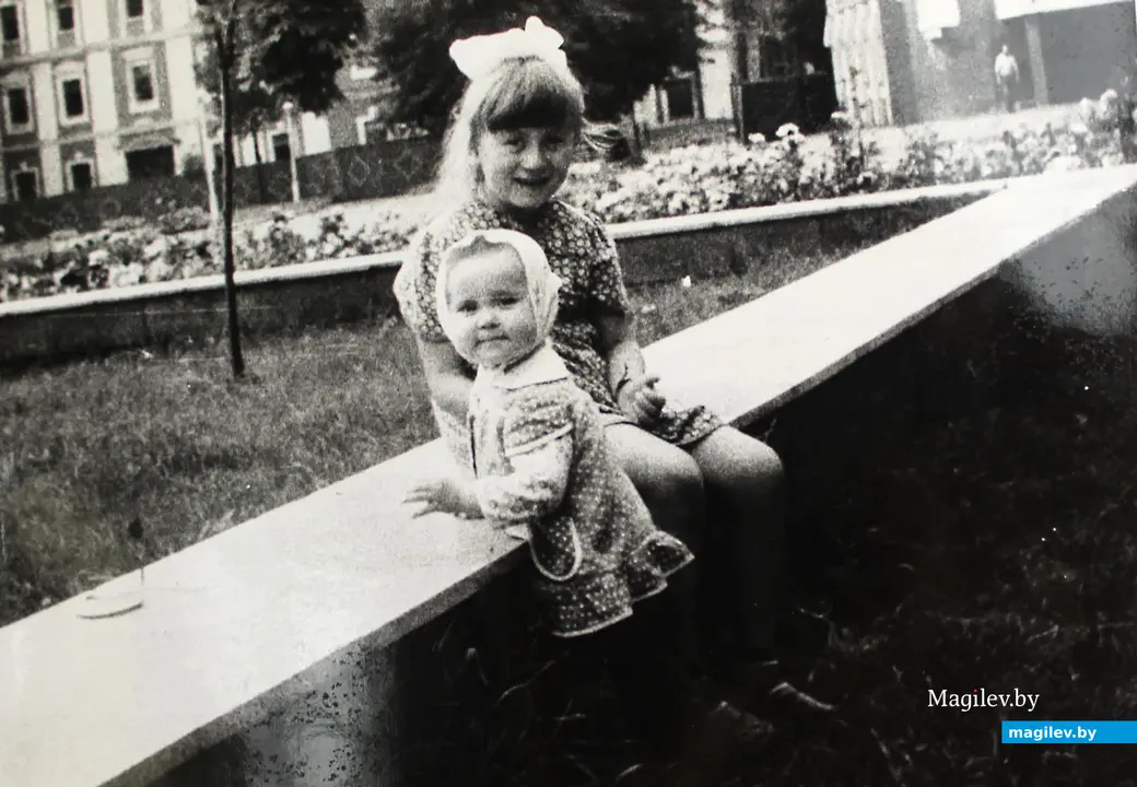 Алла Шилкина-Великанова с сестрой Валей на прогулке на Советской площади в 1985 году.