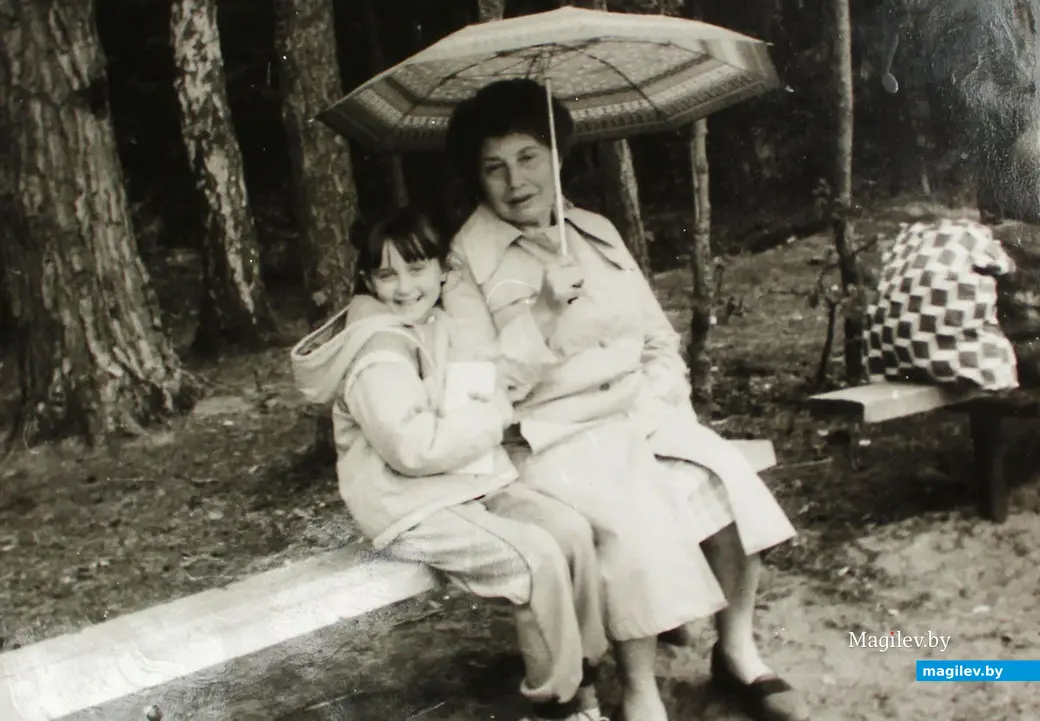 Алла Шилкина-Великанова с бабушкой Софьей Семеновной в ожидании автобуса, возвращаясь из дачи в сентябре 1993 года.