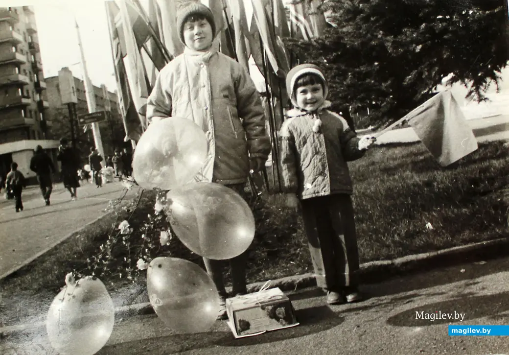 1 мая 1988 года. Могилев. Алла Шилкина-Великанова с сестрой Валей на улице Первомайской.