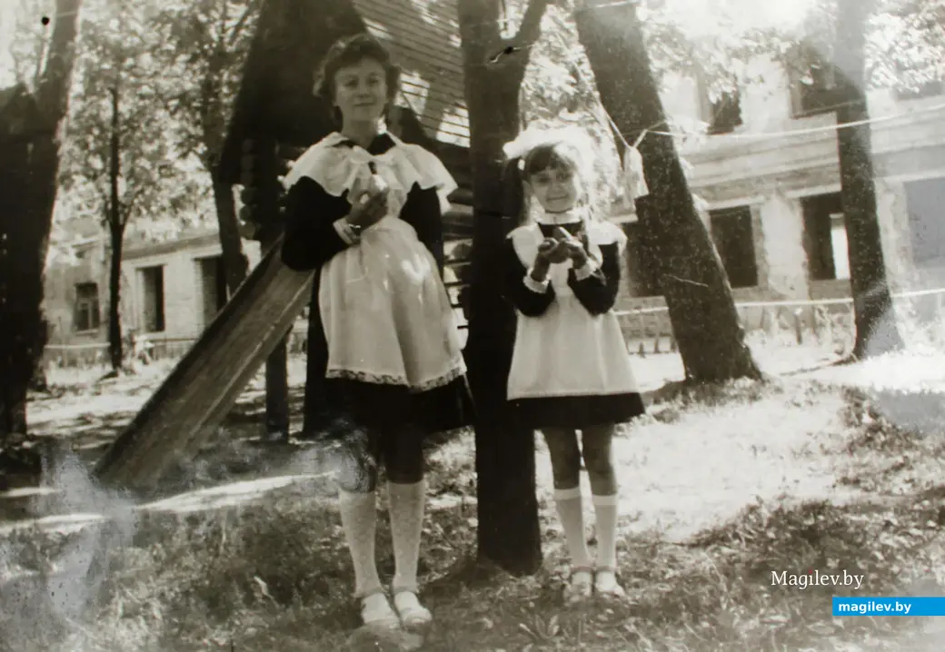 1 сентября 1992 года. Могилев. Алла Шилкина-Великанова с сестрой Валей во дворе дома №4 Советской (ныне Славы) площади.