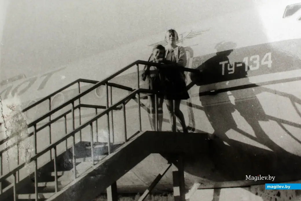 Лето 1993 года. Могилев. В парке аттракционов возле самолета Алла Шилкина-Великанова с сестрой Валей.