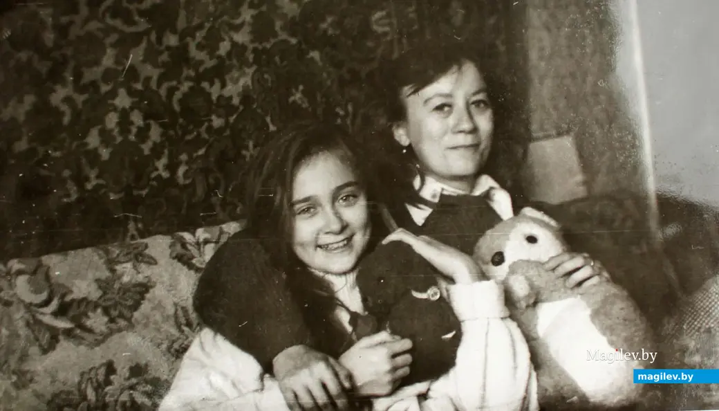 Алла Шилкина-Великанова с старшей сестрой Валей в квартире №20 дома №4 Советской (ныне Славы) площади в начале 1990-х.