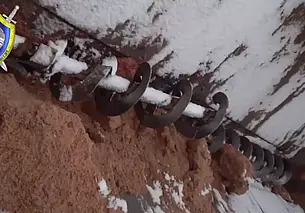 Поскользнулся и упал на крутящийся шнек: в Дрибине погиб водитель снегоуборочной машины