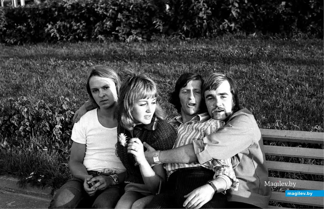 Один цветок на всех. Или: один цветок от всех. Могилев, 1970-е годы. Фото Игоря Дыдышко.