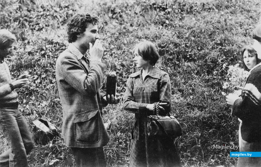 Дамам – цветы, кавалерам – ... А у кавалеров и так все с собой уже есть. Могилев, Дубровенка, 1970-е годы. Фото Игоря Дыдышко.