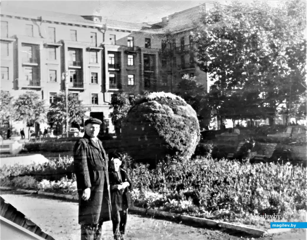 ...Хотя даже на центральных городских улицах и площадях с цветами на клумбах была напряженка. Могилев, примерно 1962 год.