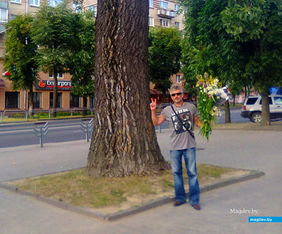 «Ваши цветы – нашим друзьям». Друзьям, которые нас покинули. Была такая акция. Могилев, 30 июня 2015 года.