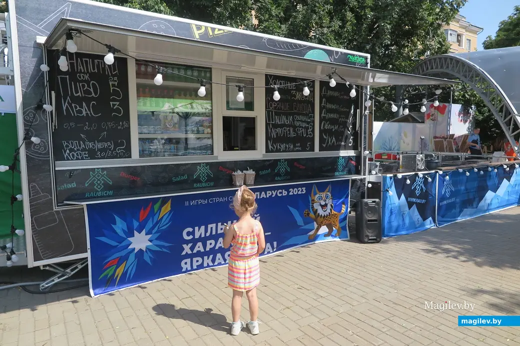 Август 2023 г. Могилев, сквер 40-летия Победы. Зато работает фудкорт.