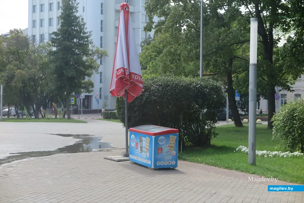 Август 2023 г. Могилев, сквер 40-летия Победы. Мороженое днем, увы, не продавали.