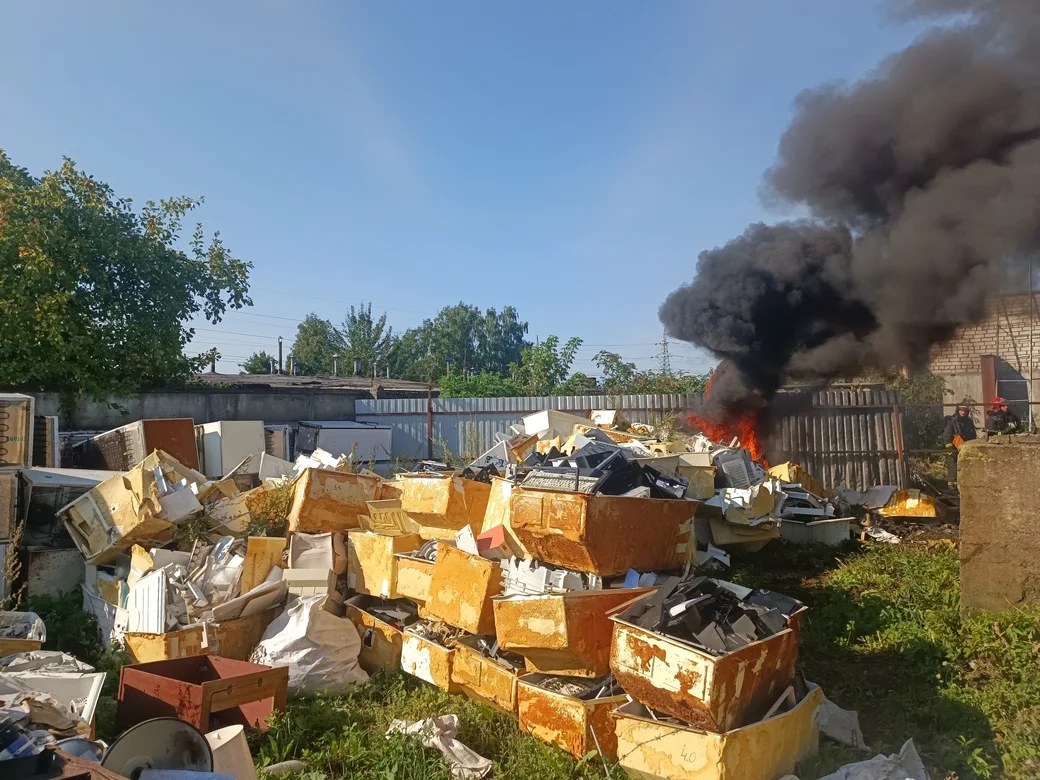 10.08.23г. На территории ОАО «Бел ВТИ» в Могилеве горели бытовые отходы. Фото МЧС