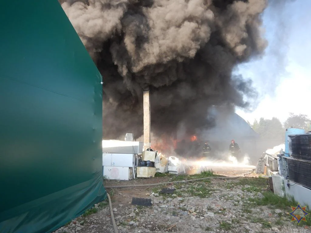 10.08.23г. На территории ОАО «Бел ВТИ» в Могилеве горели бытовые отходы. Фото МЧС