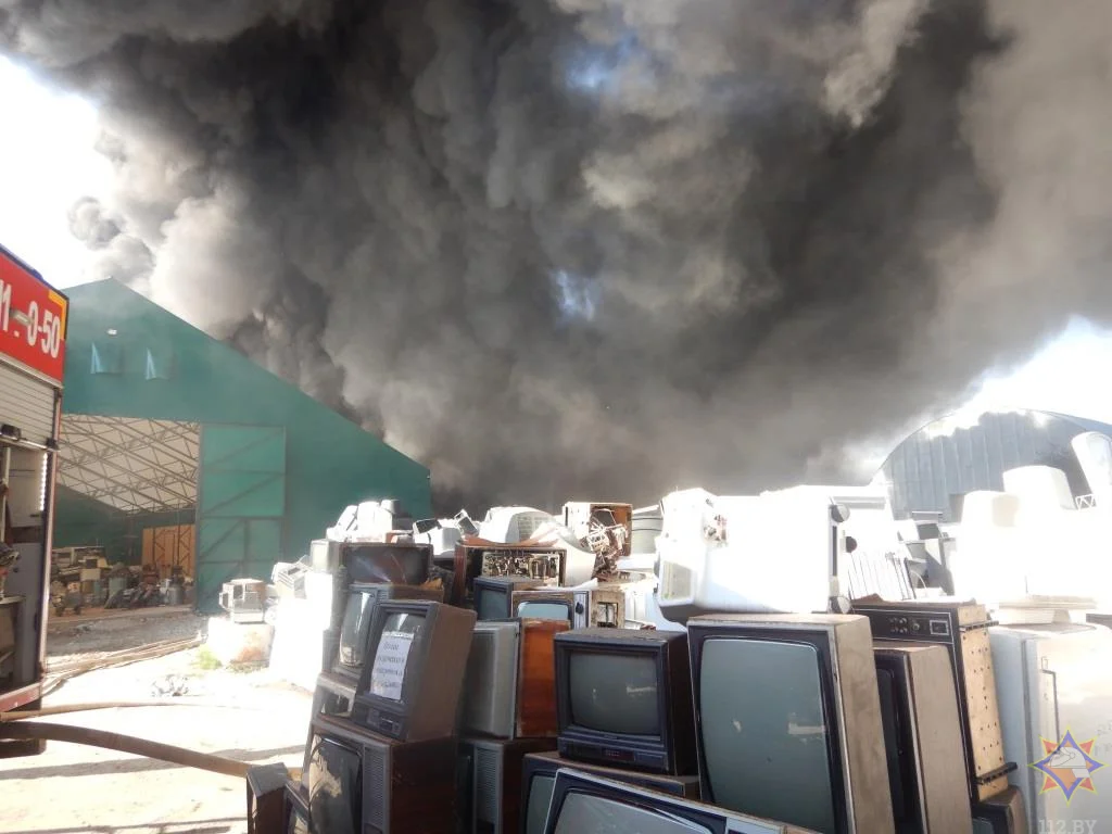 10.08.23г. На территории ОАО «Бел ВТИ» в Могилеве горели бытовые отходы. Фото МЧС