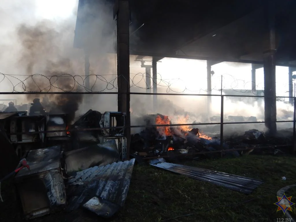 10.08.23г. На территории ОАО «Бел ВТИ» в Могилеве горели бытовые отходы. Фото МЧС