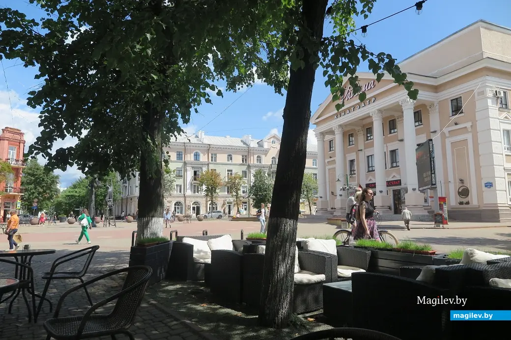 Июль 2023 г. Могилев, рестобар «Колетт». Звездочет неподалеку.