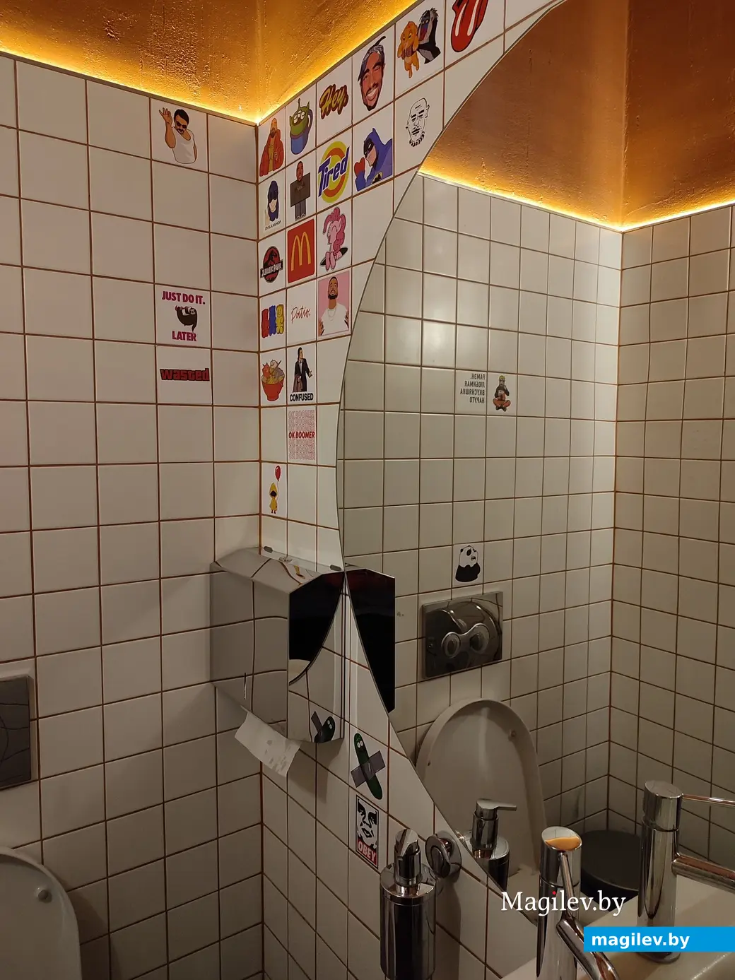 Санузел порадовал чистотой и веселыми наклейками. Есть мыло, туалетная бумага и бумажные полотенца.