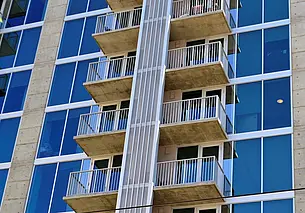 Как оформить балкон в съемной квартире: просить одобрения хозяев не придется