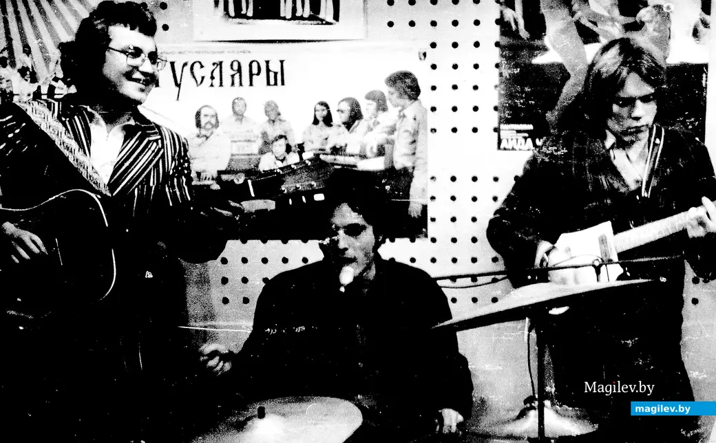 Олег Хлыстов (слева) весь в творческом музыкальном процессе. Особое внимание советую обратить на плакат за спиной Олега: раритет раритетов. Могилев, 1970-е годы.