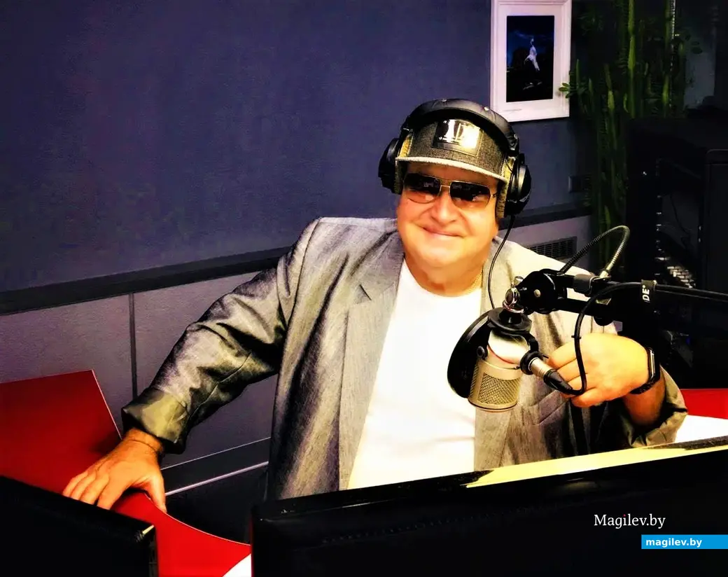 Олег Хлыстов у не совсем золотого, но тоже во многом значимого микрофона в студии облрадио. Могилев, 2020-е годы.