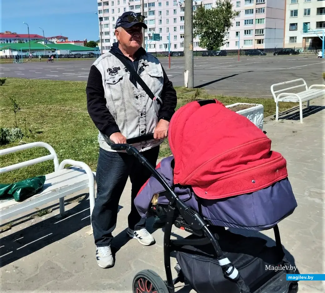 Олег Хлыстов на прогулке с внуком. Могилев, 2023 г.