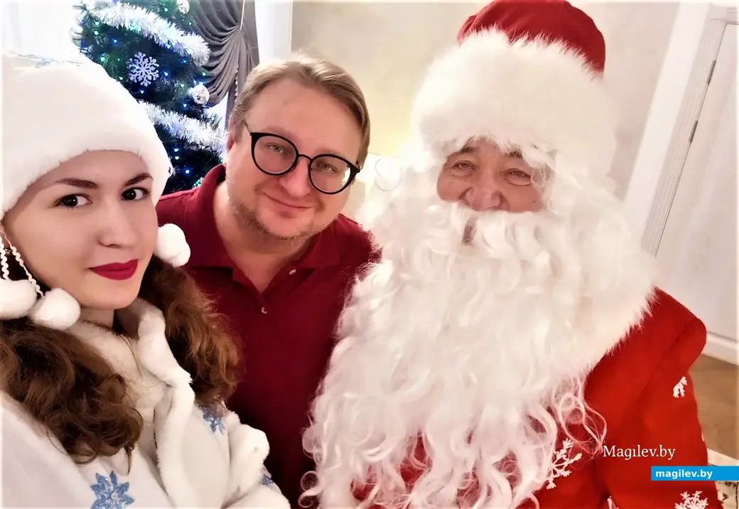 И даже в роли Деда Мороза Олег Хлыстов всегда смотрелся великолепно. Могилев, 2019 г.