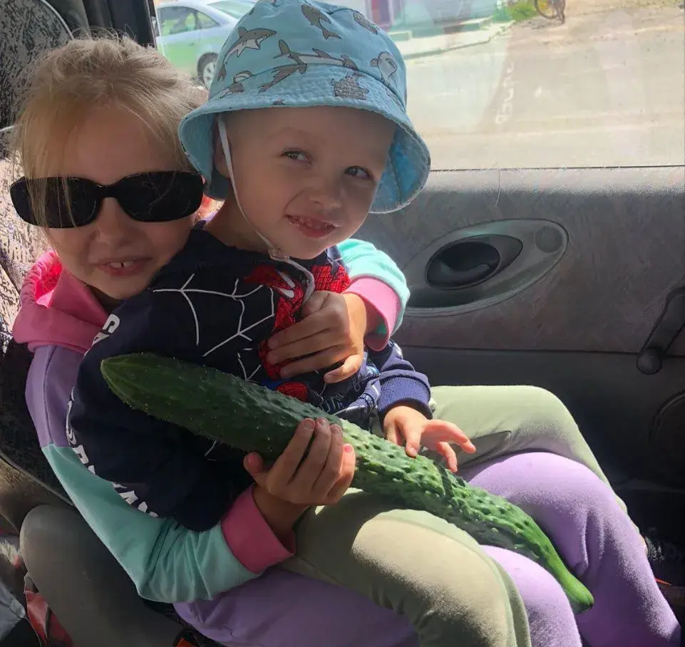 Внуки Денис и Ксения с чудо-огурцом.