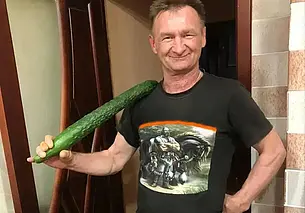 На даче у наших читателей вырос чудо-огурец длиной более 50 см