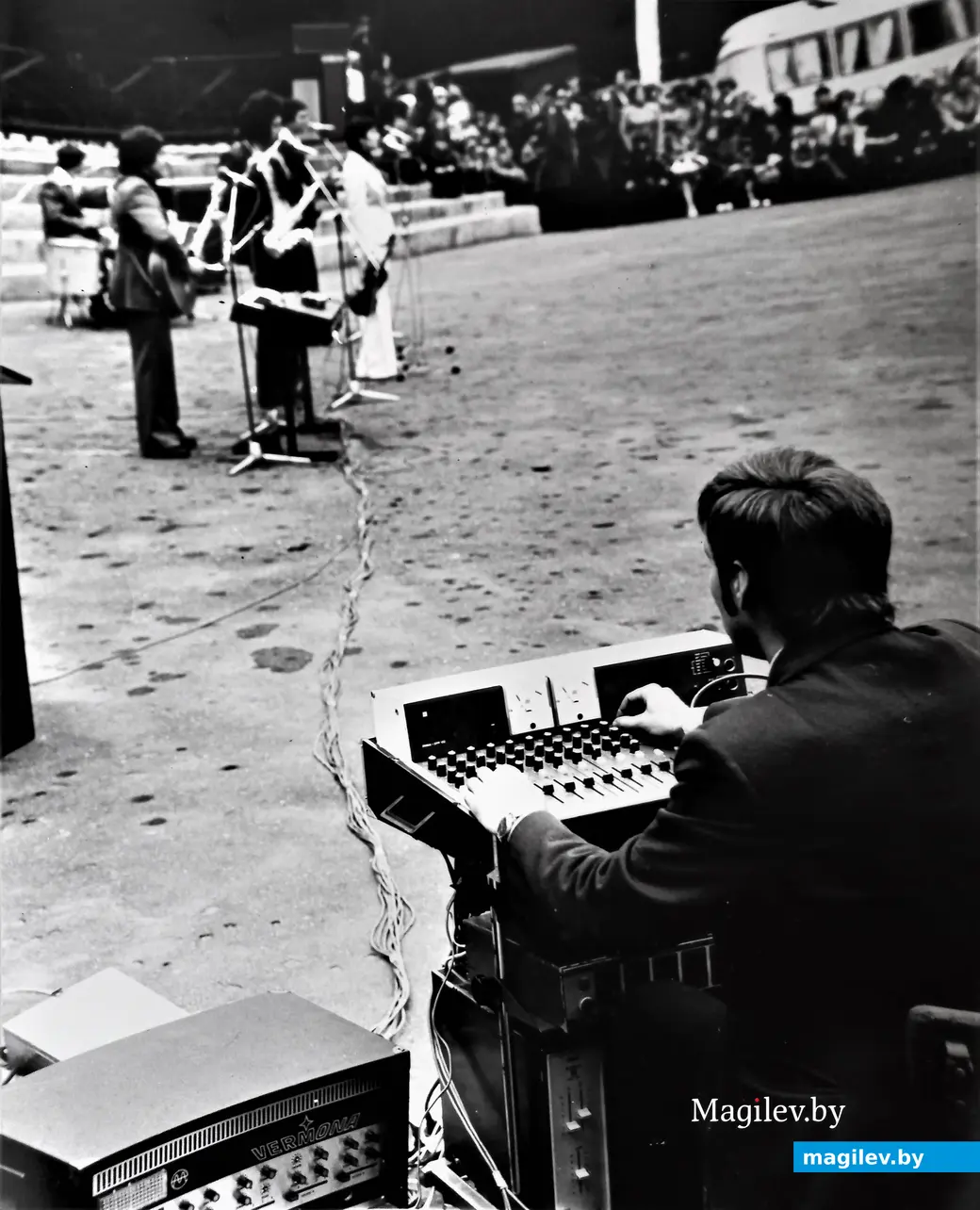 Владимир Китун за звукорежиссерским пультом во время выступления «Романтиков». Могилев, Печерский лесопарк, 1980-й г.