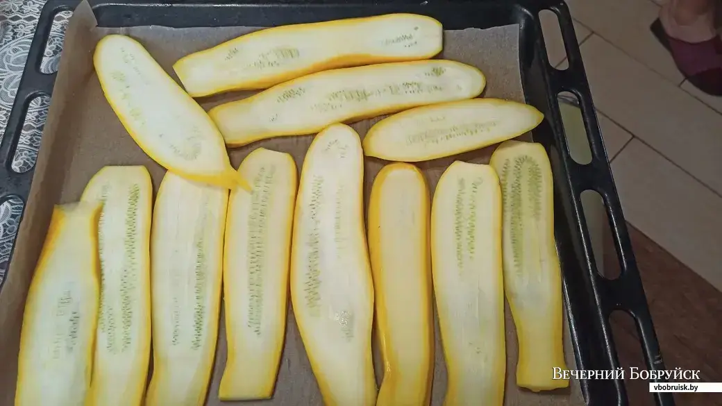 Кабачки моем, просушиваем, нарезаем тонкими длинными ломтиками.