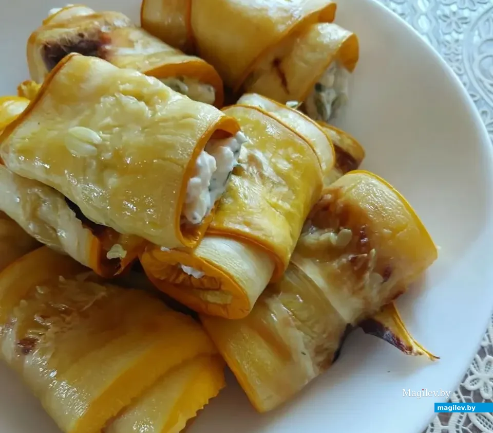 Готовые рулеты из кабачка.