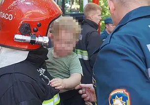 В Могилеве в +30 градусов в машине оказались заперты близняшки. Спасатели их освободили за 2 минуты