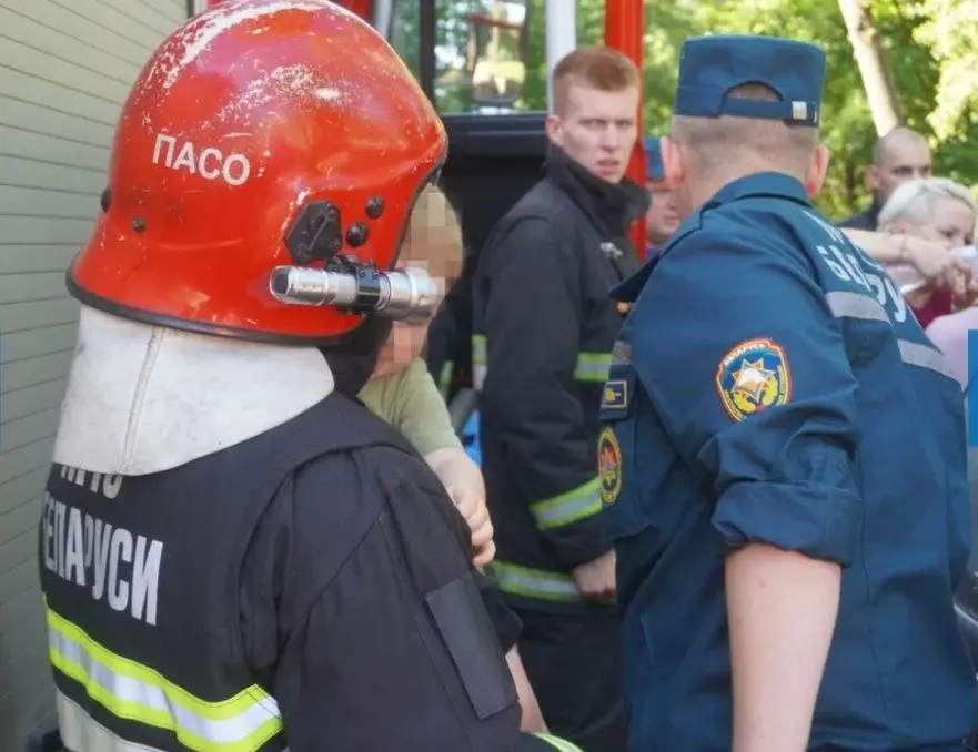 15 августа 2023 г. Могилев, ул. Островского. Спасатели освободили из машины близняшек.