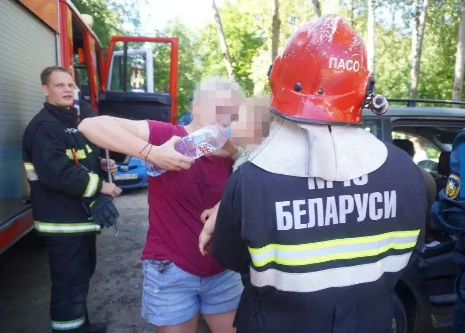 15 августа 2023 г. Могилев, ул. Островского. Спасатели освободили из машины близняшек.