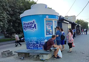 Ларек в виде стаканчика мороженого появился на остановке в Могилеве