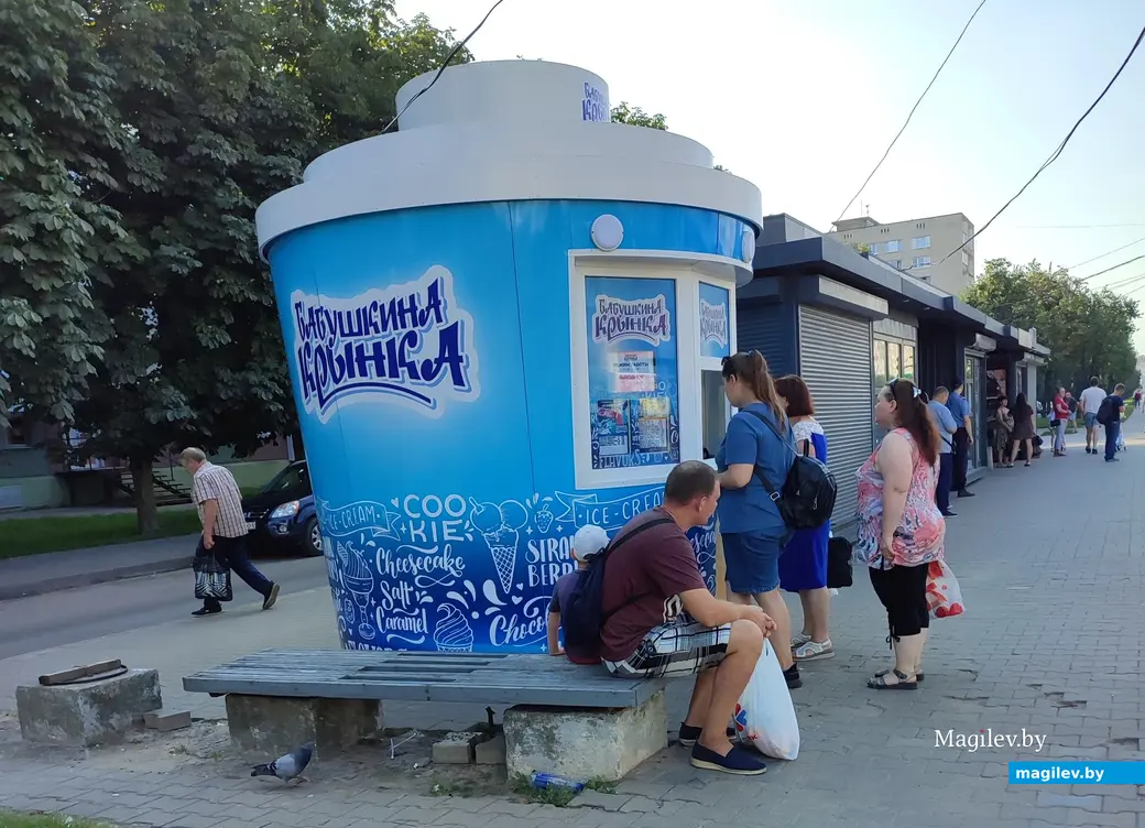 Ларек с продукцией ОАО «Бабушкина крынка» на остановке "Октябрьский" в Могилеве. 16.08.2023 г.