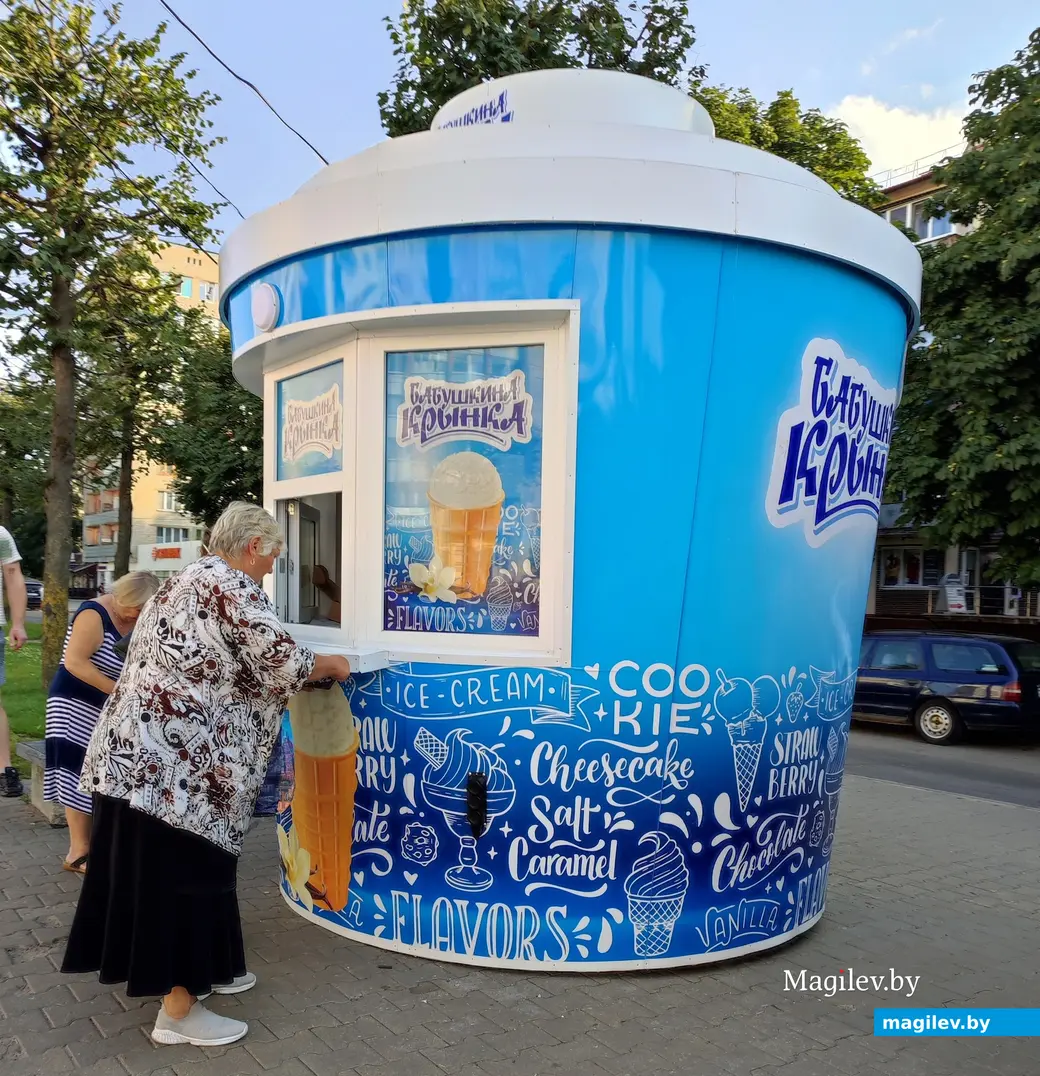 Ларек с продукцией ОАО «Бабушкина крынка» на остановке "Октябрьский" в Могилеве. 16.08.2023 г.