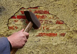 Соседка стучит молотком в стену: может она психопатка? Комментирует специалист