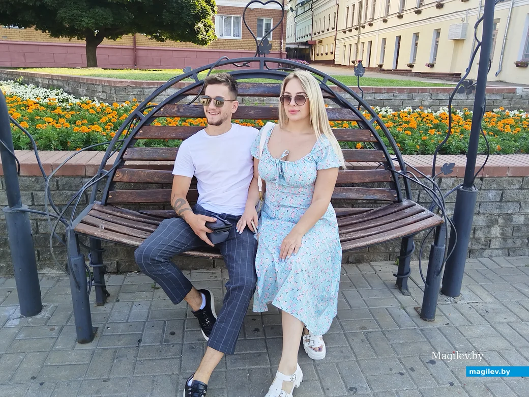 ЗАГС, Могилев. 18.08.2023 г. Виолетта и Сергей Тихоненко. Подруга невесты помогала Сергею выбирать для нее кольцо, но о сюрпризе не проговорилась.