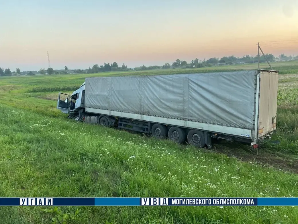 17.08.23г. В Шкловском районе фура съехала в кювет: пострадал водитель. Фото: УВД Могилевского облисполкома