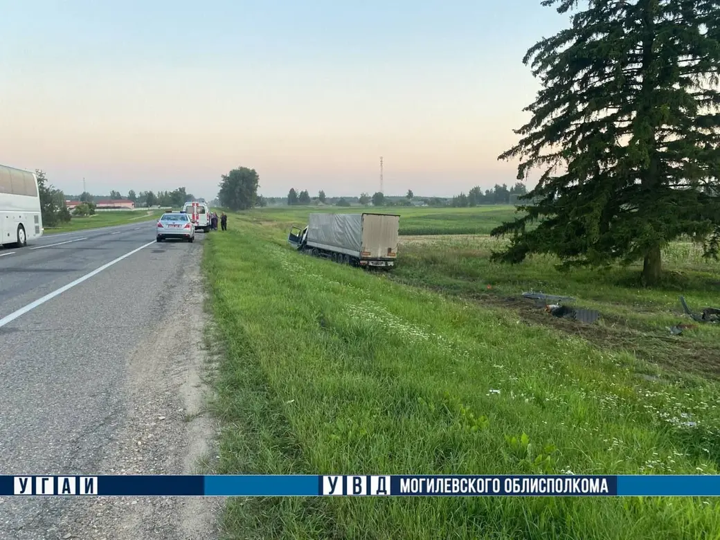 17.08.23г. В Шкловском районе фура съехала в кювет: пострадал водитель. Фото: УВД Могилевского облисполкома