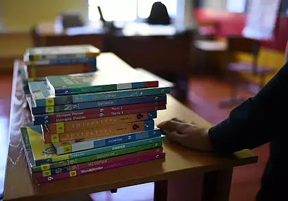 К новому учебному году в Беларуси «основательно скорректировали» пять учебников