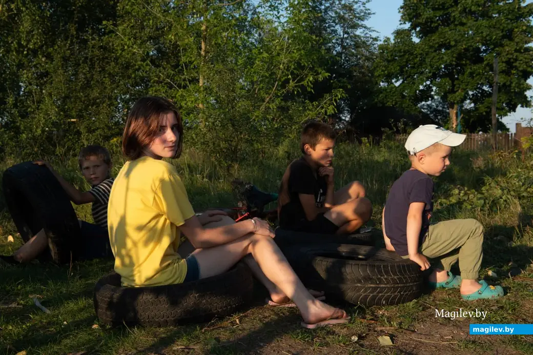 Поселок Брожа, Бобруйский район, август 2023 года. Последние дни летних каникул у детей.