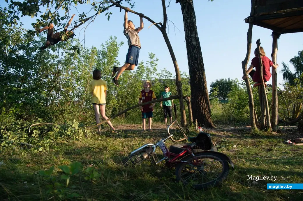 Поселок Брожа, Бобруйский район, август 2023 года. Последние дни летних каникул у детей.